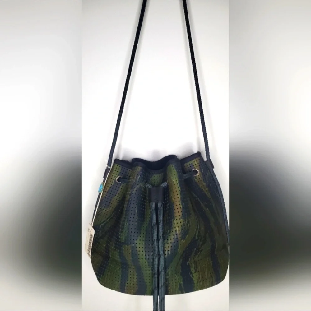 Chuchka NWT Becki Bucket Bag- Camo Neoprene Bag In Lightweight From Australia - Picture 3 of 14
